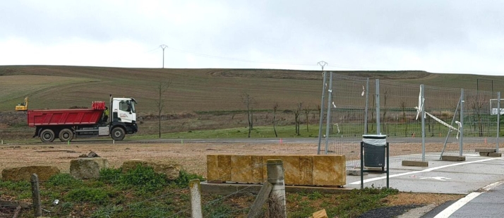 El inicio de las obras en El Salinar obligar&aacute; a reubicar el aparcamiento del campo de f&uacute;tbol | Imagen 1