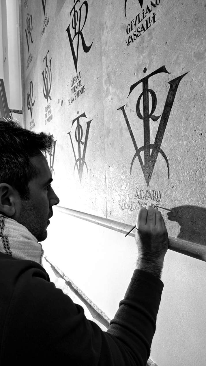 Miguel Garc&iacute;a, el salmantino guardi&aacute;n de la memoria en los muros de la USAL: "Aspiro a ser el mejor pintor de v&iacute;tores" | Imagen 1