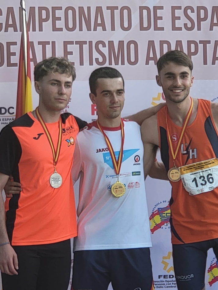 El salmantino campe&oacute;n de Espa&ntilde;a absoluto de atletismo paral&iacute;mpico, que triunfa en la inform&aacute;tica y las cabinas de DJ | Imagen 1