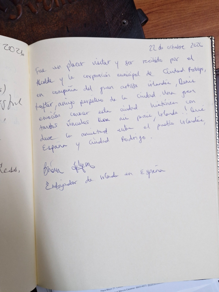 El embajador de Irlanda, Brian Glynn, visita Ciudad Rodrigo en compa&ntilde;&iacute;a del dramaturgo Denis Rafter | Imagen 1