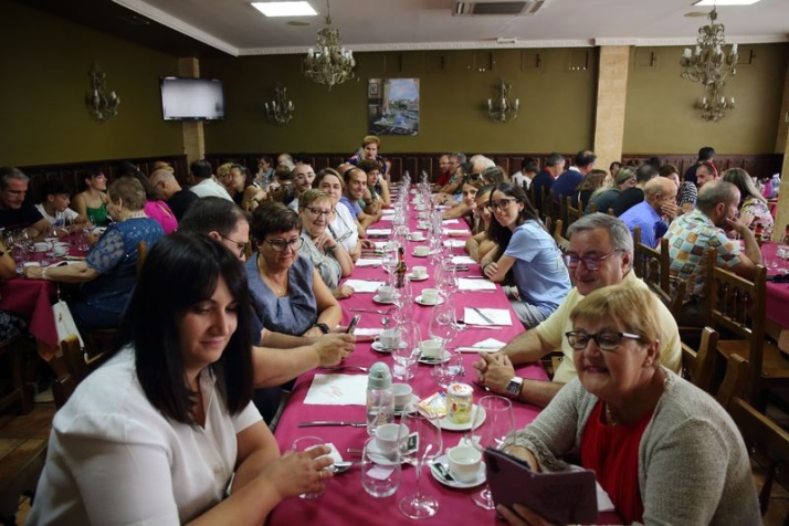 El barrio de San Miguel cierra sus fiestas con una comida en el Doña Matea | Imagen 1