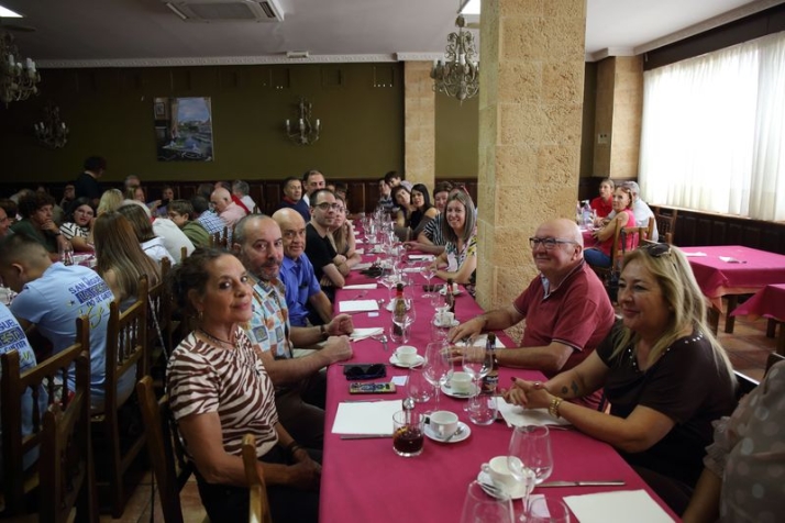 El barrio de San Miguel cierra sus fiestas con una comida en el Doña Matea | Imagen 3