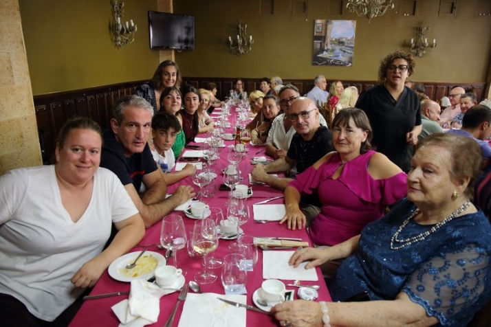 El barrio de San Miguel cierra sus fiestas con una comida en el Doña Matea | Imagen 2