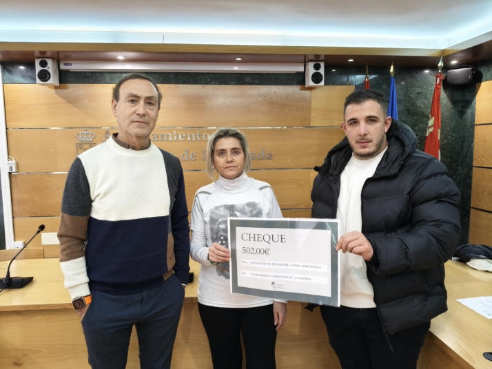 Carbajosa entrega 502 euros a ELACYL recaudados en su Mercado Navide&ntilde;o solidario | Imagen 1