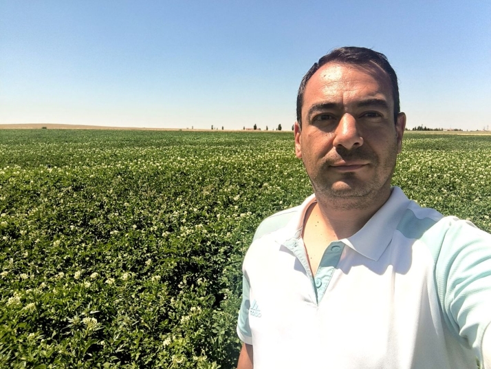 Alberto Iglesias, un agricultor de Cantalapiedra que trabaja de madrugada para combatir el sofocante calor: "Hay que ser camale&oacute;nico" | Imagen 1