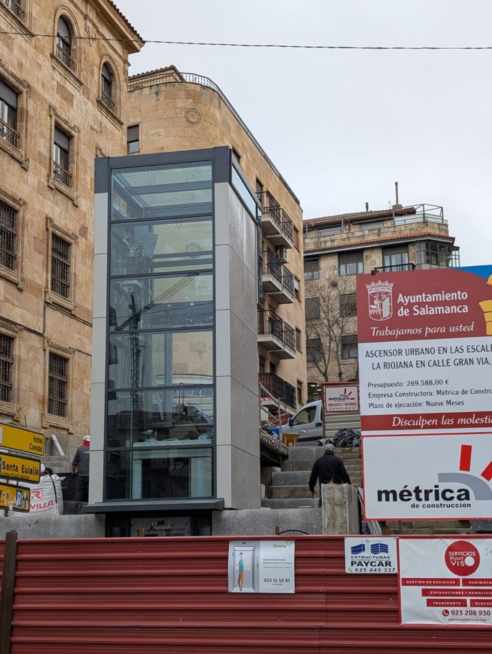 Avanza la instalaci&oacute;n del ascensor de La Riojana con su caracter&iacute;stica cabina panor&aacute;mica  | Imagen 1