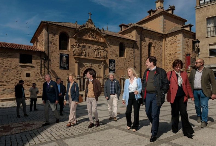 Aznar y Mañueco recorren el patrimonio religioso de Alba de Tormes | Imagen 1