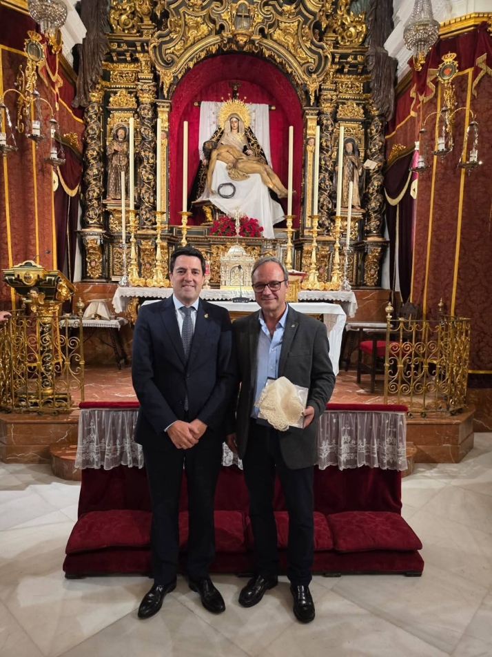 La Hermandad del Baratillo de Sevilla obsequia con un pa&ntilde;uelo del siglo XIX a la Esperanza de Salamanca | Imagen 1