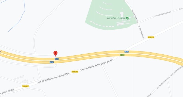 Los vecinos de Tejares vuelven a denunciar la acumulaci&oacute;n de basura, en esta ocasi&oacute;n, al lado de la A-66 | Imagen 1