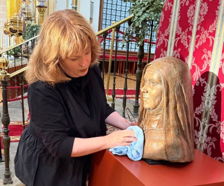 El busto 'Vera Effigies' de Santa Teresa y Jennifer Mann ya se encuentran en Alba de Tormes | Imagen 1