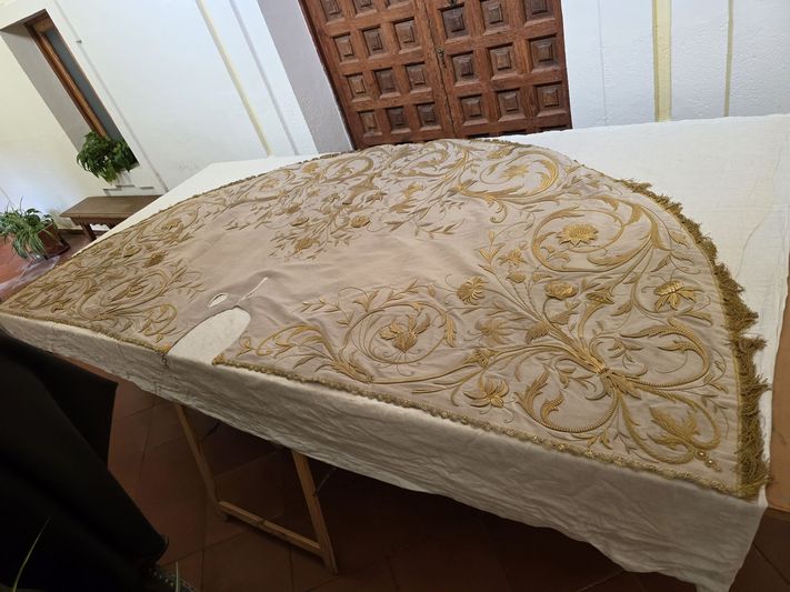 La capa procesional de Santa Teresa se restaurar&aacute; en Sevilla | Imagen 1