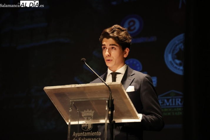 "Muchos j&oacute;venes se acercan y se dan cuenta que no somos 's&aacute;dicos' ni 'personas insensibles' y que la tauromaquia no es lo que les han contado" | Imagen 2