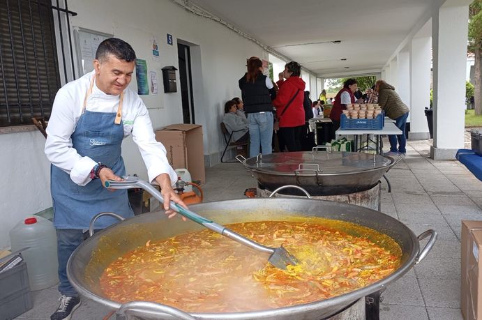 Catering Gabriel cocina una paella para 400 vecinos en Fresno Alh&aacute;ndiga | Imagen 1