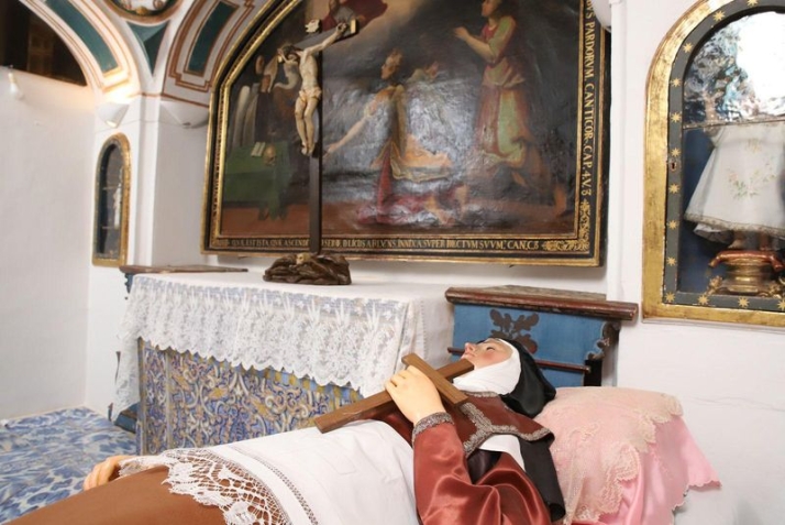 Un Cristo del siglo XVII restaurado enriquece la celda de Santa Teresa en Alba de Tormes | Imagen 2