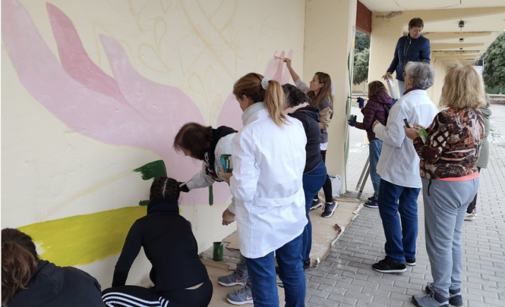 Un mural solidario en El Encinar respalda la lucha contra el cáncer de mama | Imagen 1