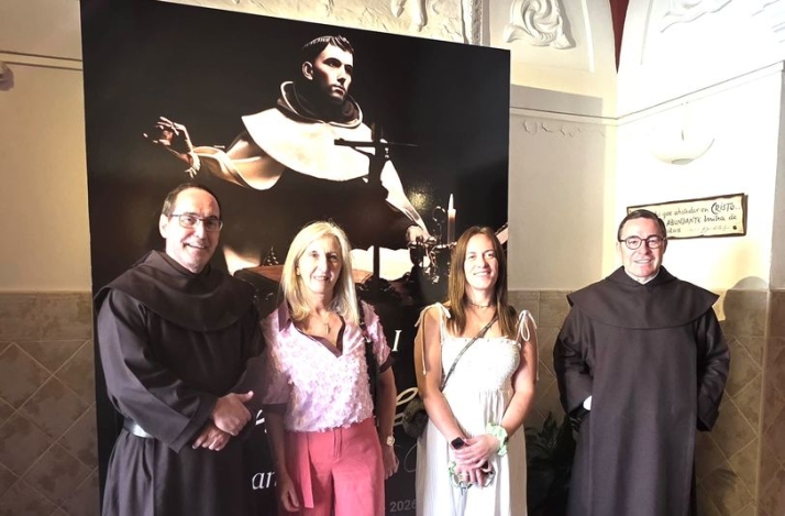 El P. Miguel Márquez recorre la muestra de San Juan de la Cruz en su visita a Alba de Tormes | Imagen 1