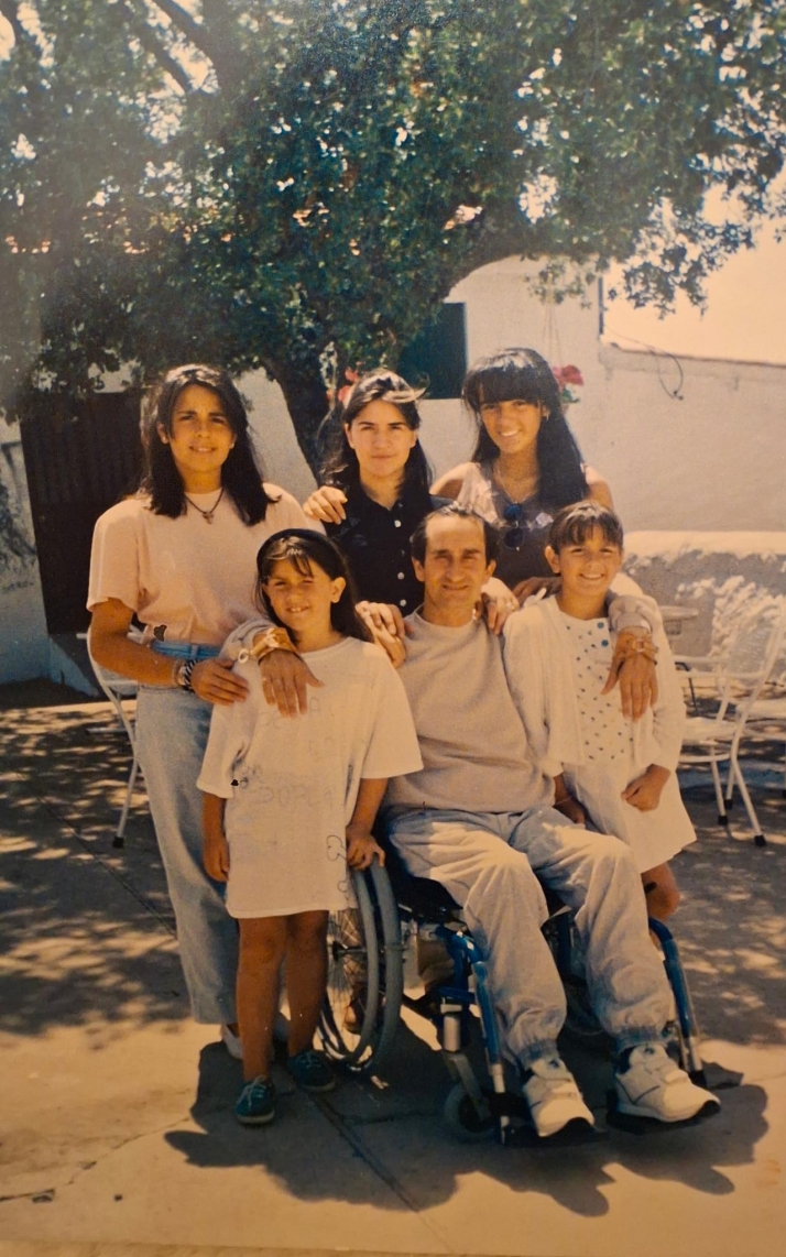 Habla la familia de Julio Robles, el hombre detr&aacute;s de la figura del toreo: "Fue para nosotras el padre que nunca tuvimos" | Imagen 1