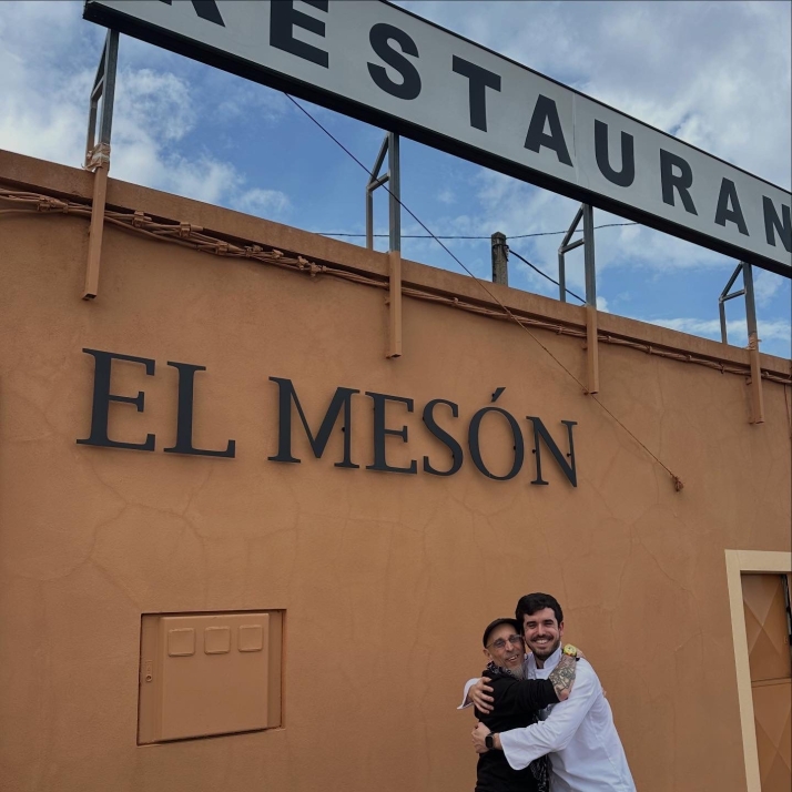 La visita sorpresa de Fito&amp;Fitipaldis que revoluciona un conocido mes&oacute;n de Salamanca | Imagen 1