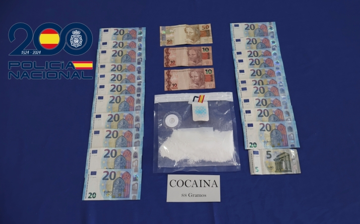 Un perro de la Polic&iacute;a Local de Salamanca destapa un alijo de m&aacute;s de 5.000 euros en coca&iacute;na oculto en una maleta | Imagen 1