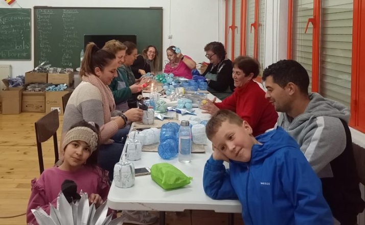 Colaboración vecinal para decorar la Navidad en Fresno Alhándiga | Imagen 2