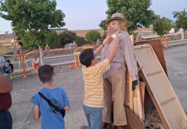 La noche de San Juan vuelve a iluminar Galinduste | Imagen 1