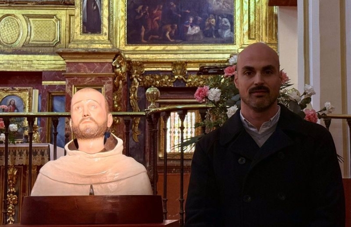 El imaginero Alejandro L&oacute;pez dota de "vida y color" al busto cient&iacute;fico de San Juan de la Cruz | Imagen 1