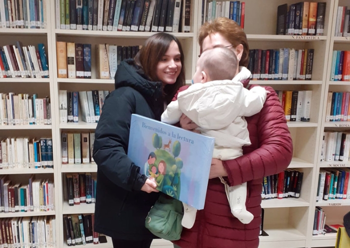 Un carn&eacute; y un libro bajo el brazo para los 44 nuevos reci&eacute;n nacidos de Alba de Tormes | Imagen 2