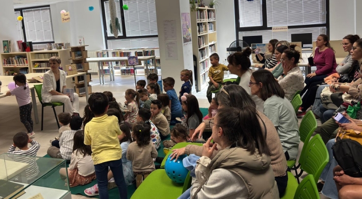 Carmen Aparicio presenta el cuento infantil 'Lilip&uacute;rpura' en Alba | Imagen 1