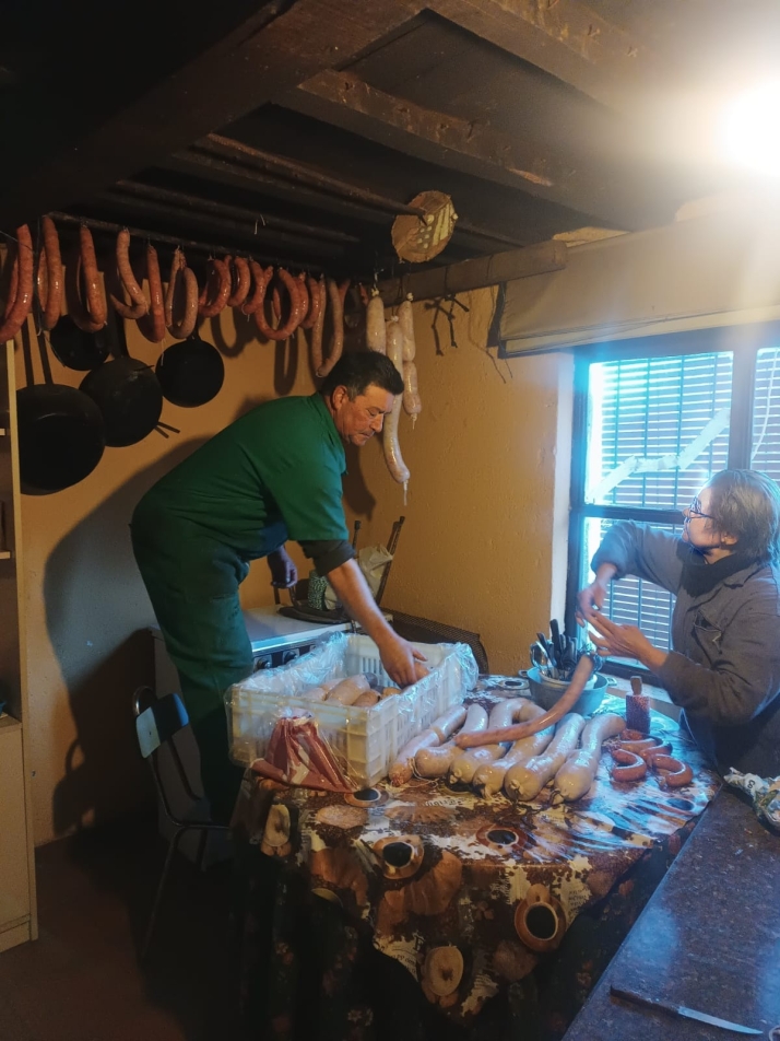 &ldquo;Ni la Navidad consigue esto. Es el d&iacute;a m&aacute;s bonito del a&ntilde;o&rdquo;. La matanza que une tradici&oacute;n, familia y recuerdos (FOTOS) | Imagen 3