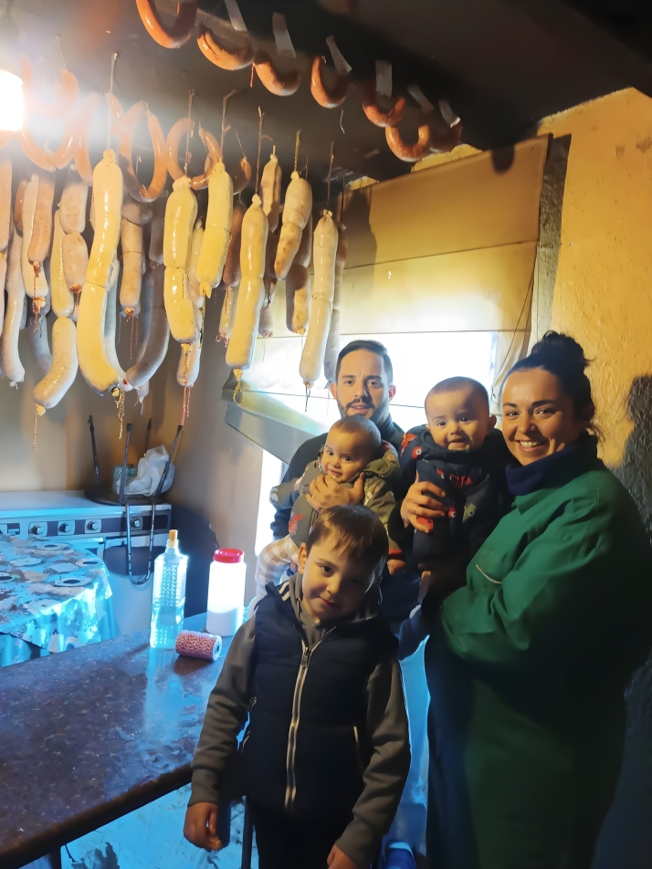 &ldquo;Ni la Navidad consigue esto. Es el d&iacute;a m&aacute;s bonito del a&ntilde;o&rdquo;. La matanza que une tradici&oacute;n, familia y recuerdos (FOTOS) | Imagen 2