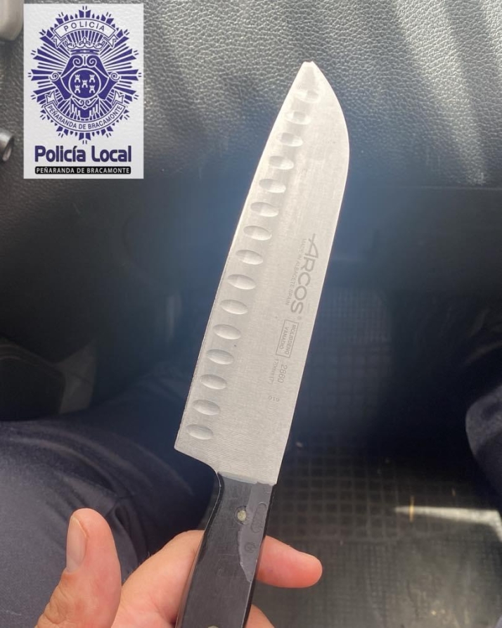La Polic&iacute;a Local intercepta a un var&oacute;n que portaba un cuchillo de grandes dimensiones tras una alerta vecinal | Imagen 1