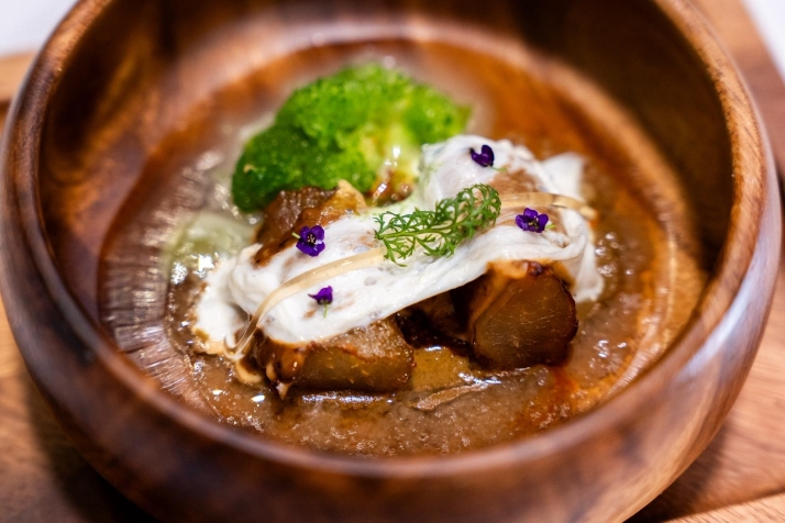 Alex Marcos, de Los &Aacute;lamos Gastrolab, y su &ldquo;Unto 1906&rdquo; llegan a la final nacional del concurso Desaf&iacute;o XChef  | Imagen 1