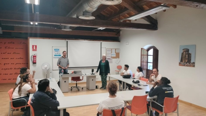 Diez alumnos combinan la formación teórica en la Casa Molino con trabajos prácticos en el cementerio | Imagen 1