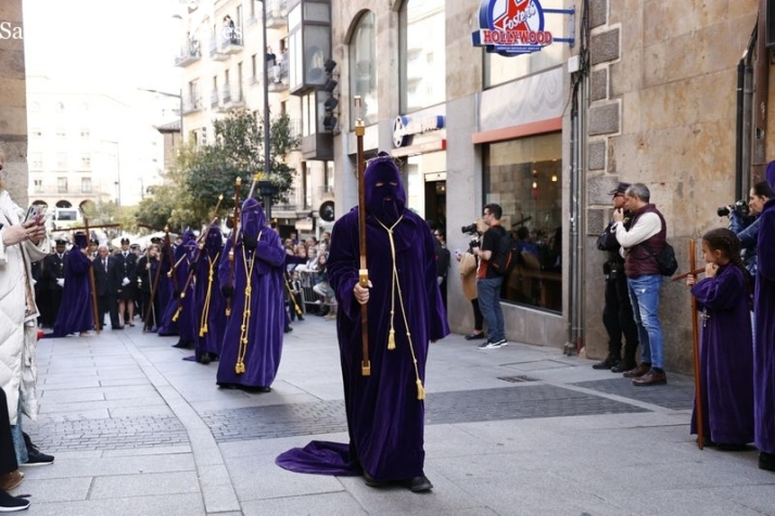Medallas que pasan de generaci&oacute;n en generaci&oacute;n y t&uacute;nicas mortaja, dos tradiciones que a&uacute;n perduran en Salamanca | Imagen 2