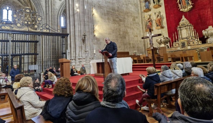150 fieles de las comarcas de Alba y Guijuelo peregrinan a la Catedral de Salamanca para ganar el Jubileo | Imagen 2