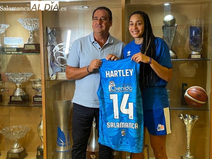 Hartley ya viste la camiseta del Perfumer&iacute;as Avenida: "Era la jugadora ideal que nos faltaba" | Imagen 1