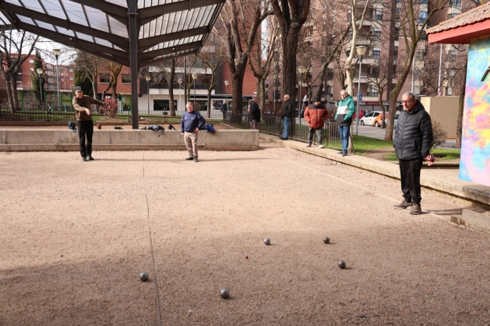 La petanca en el Parque Picasso: deporte, tradici&oacute;n y uni&oacute;n entre generaciones (V&Iacute;DEO) | Imagen 1