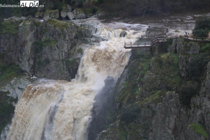 El agua sigue luciendo en las espectaculares cascadas de Salamanca | Imagen 1