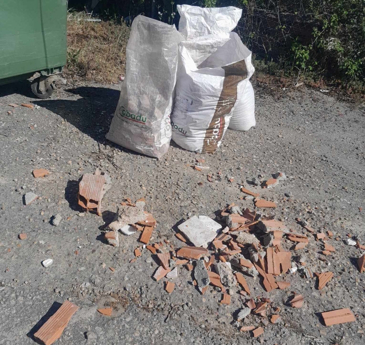 Denuncian la aparici&oacute;n de nuevos escombros junto a contenedores | Imagen 1