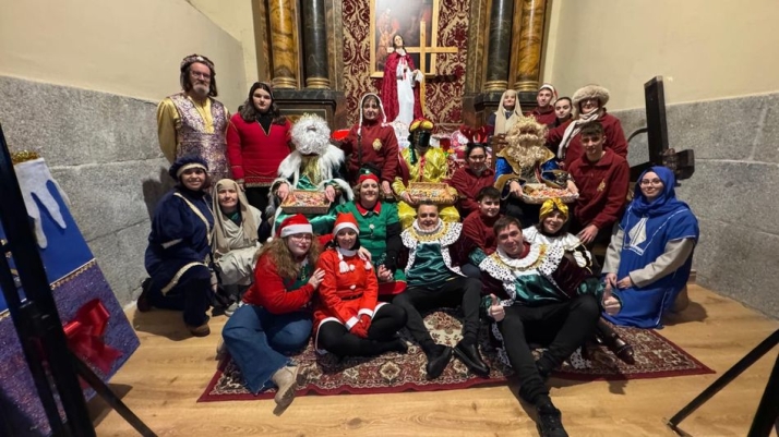 La solidaridad de los albenses llena de ilusi&oacute;n la v&iacute;spera de Reyes con una gran recogida de juguetes | Imagen 1