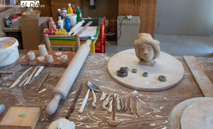 VÍDEO y FOTOS | Amelia García convierte su taller de Valverdón en un referente de la escultura contemporánea | Imagen 1