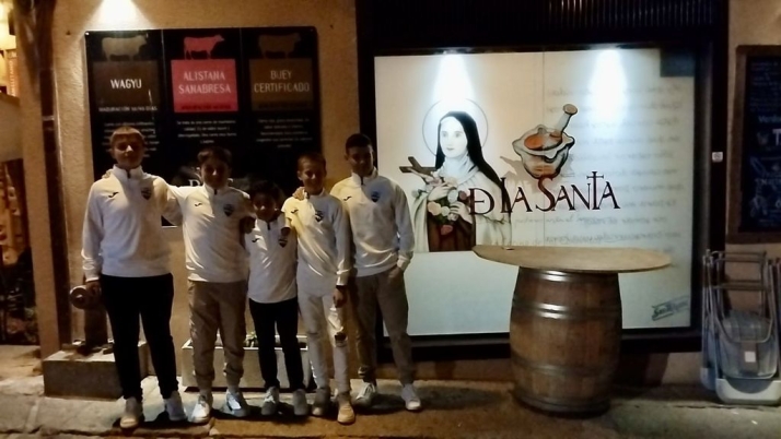 Restaurante De La Santa regala 180 sudaderas al Alba de Tormes CF | Imagen 1