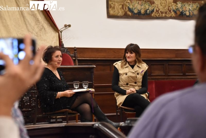 Rozal&eacute;n y su 'Puerta violeta' cantan en la USAL contra la violencia de g&eacute;nero  | Imagen 1
