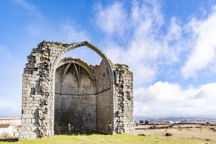 El Torre&oacute;n salmantino del S.XV que lleva casi una d&eacute;cada abandonado | Imagen 1