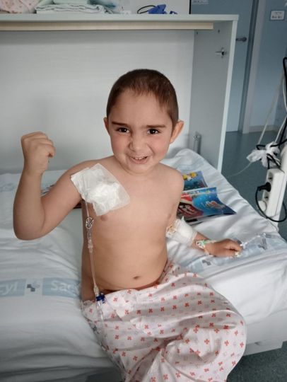 Una medalla para un campe&oacute;n: el peque&ntilde;o Alberto recibe el alta hospitalaria | Imagen 1