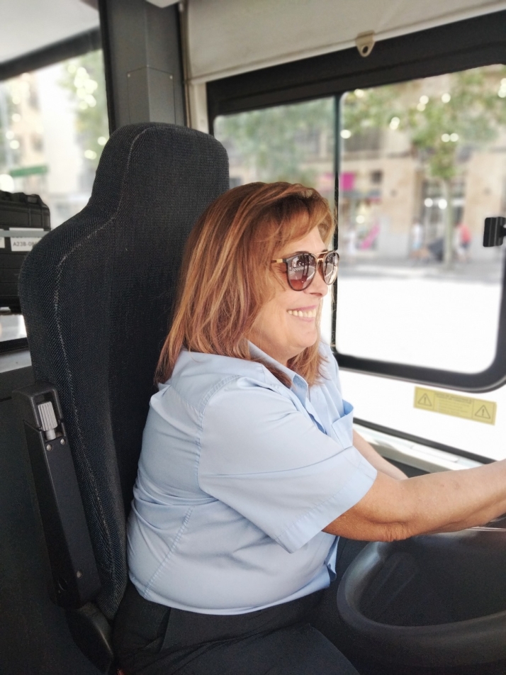 Sara Santos, la conductora de bus urbano que se jubila tras 26 a&ntilde;os al volante: "Esto ha sido siempre mi pasi&oacute;n" | Imagen 1