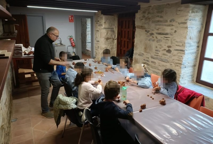 Aprendizaje y diversi&oacute;n en el taller de cer&aacute;mica | Imagen 1
