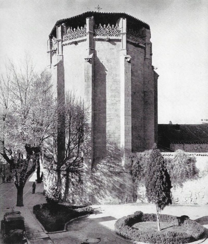 &iquest;Qu&eacute; famosa estatua sustituy&oacute; el arbolito de este parterre en el centro de Salamanca? | Imagen 1