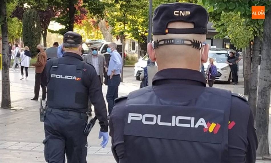 La Policía Nacional salva la vida a una persona que se encontraba tendida en las vías del tren en Ávila