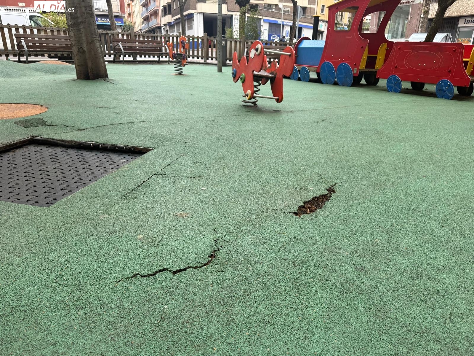 Mal estado del parque infantil en Los Ovalle, Salamanca